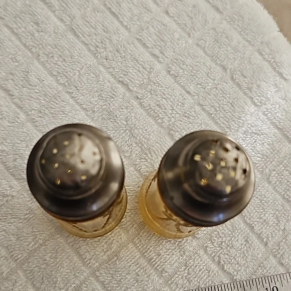 Madrid Pattern Amber Colour Salt and Pepper Shakers Depression Glass Vintage - Picture 7 of 7